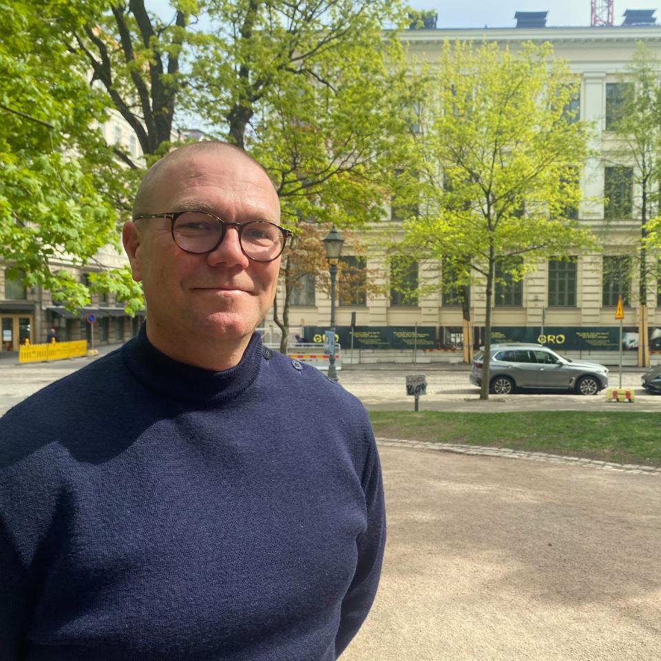 Juuso Leivonen poserar framför GRO-huset.